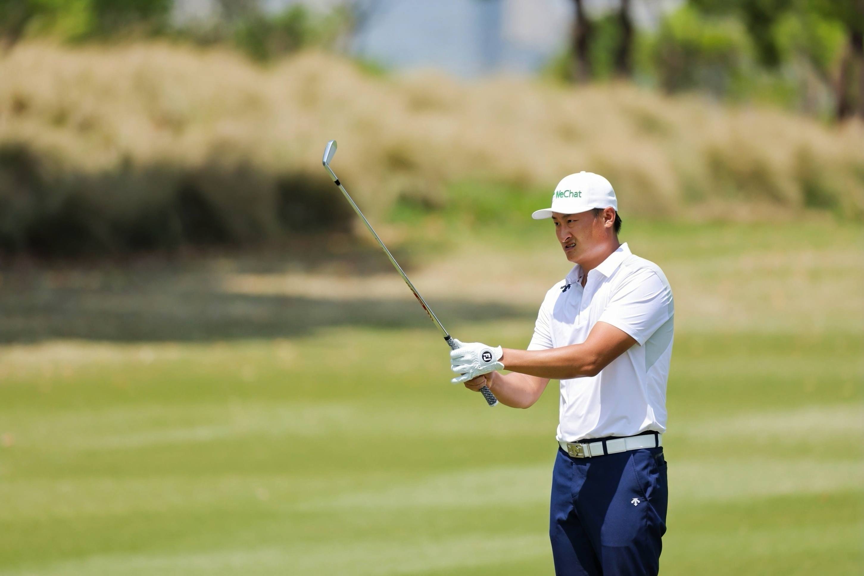 高尔夫赛事中，参赛选手抢眼实力突出