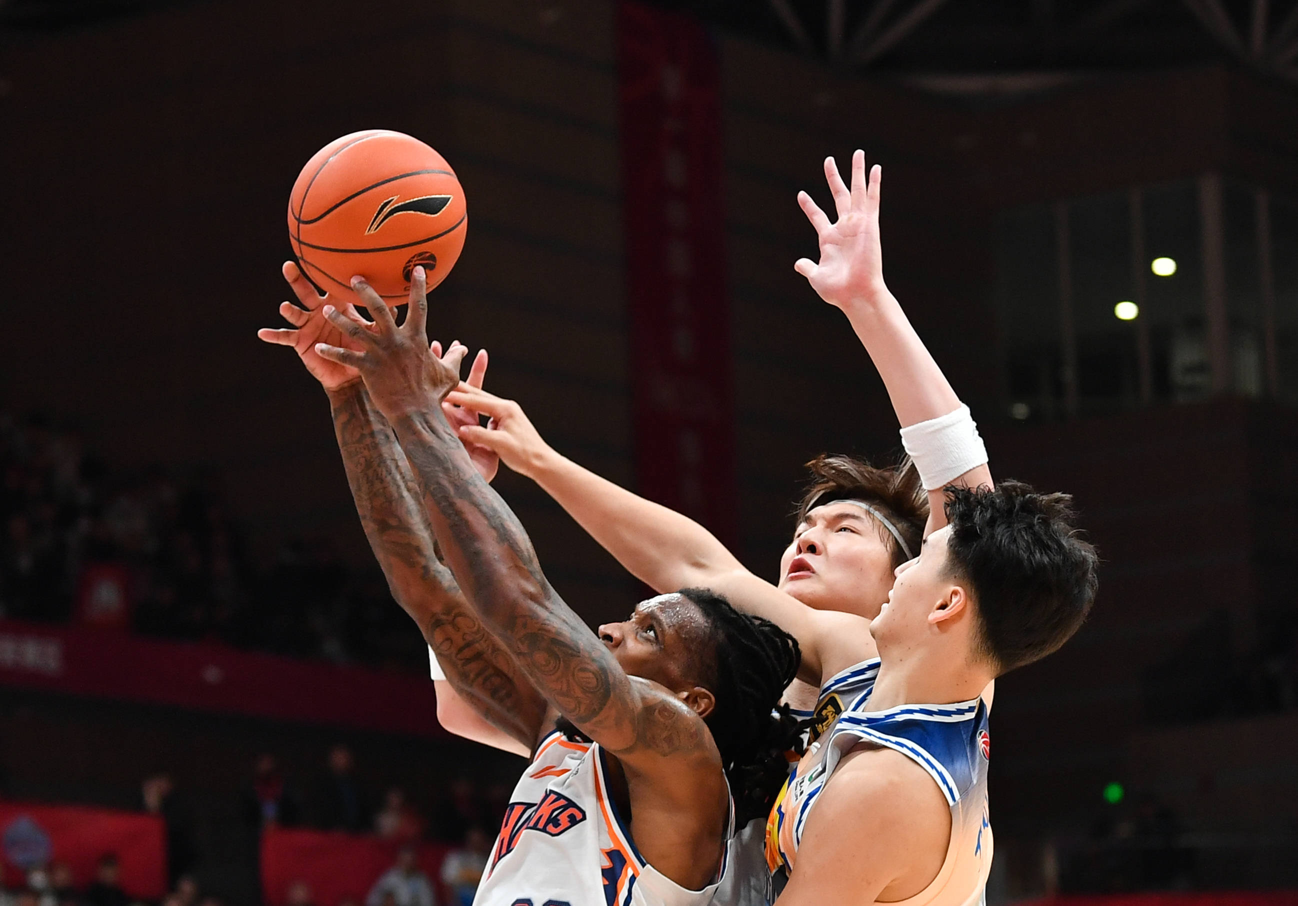 爱游戏官网-上海队成为本场最大亮点，全国篮球锦标赛瞬间破防，逆转的简单介绍