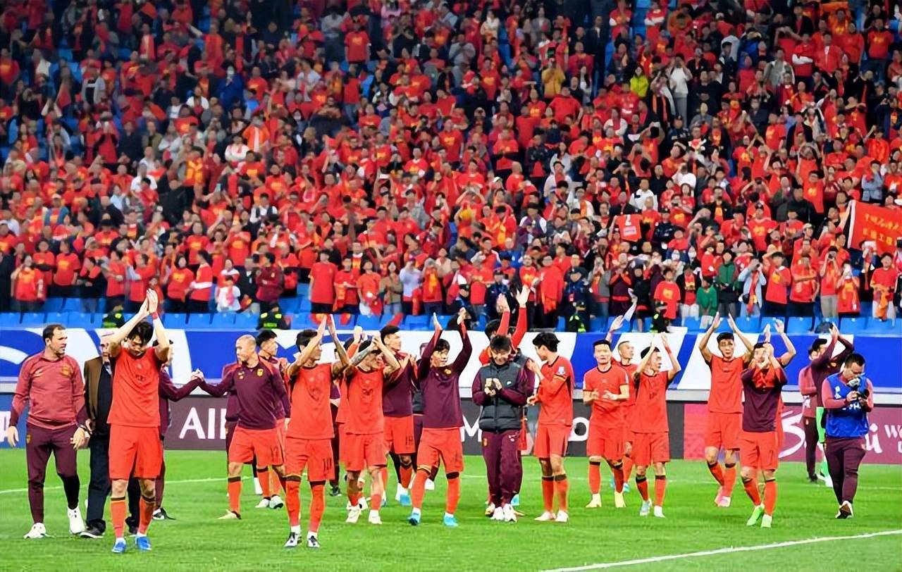 爱游戏体育直播-关于阵容调整！球队主教练在场边指挥队员迎战对手的信息