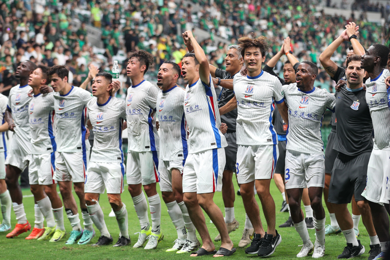 关于阵容调整！球队主教练在场边指挥队员迎战对手的信息