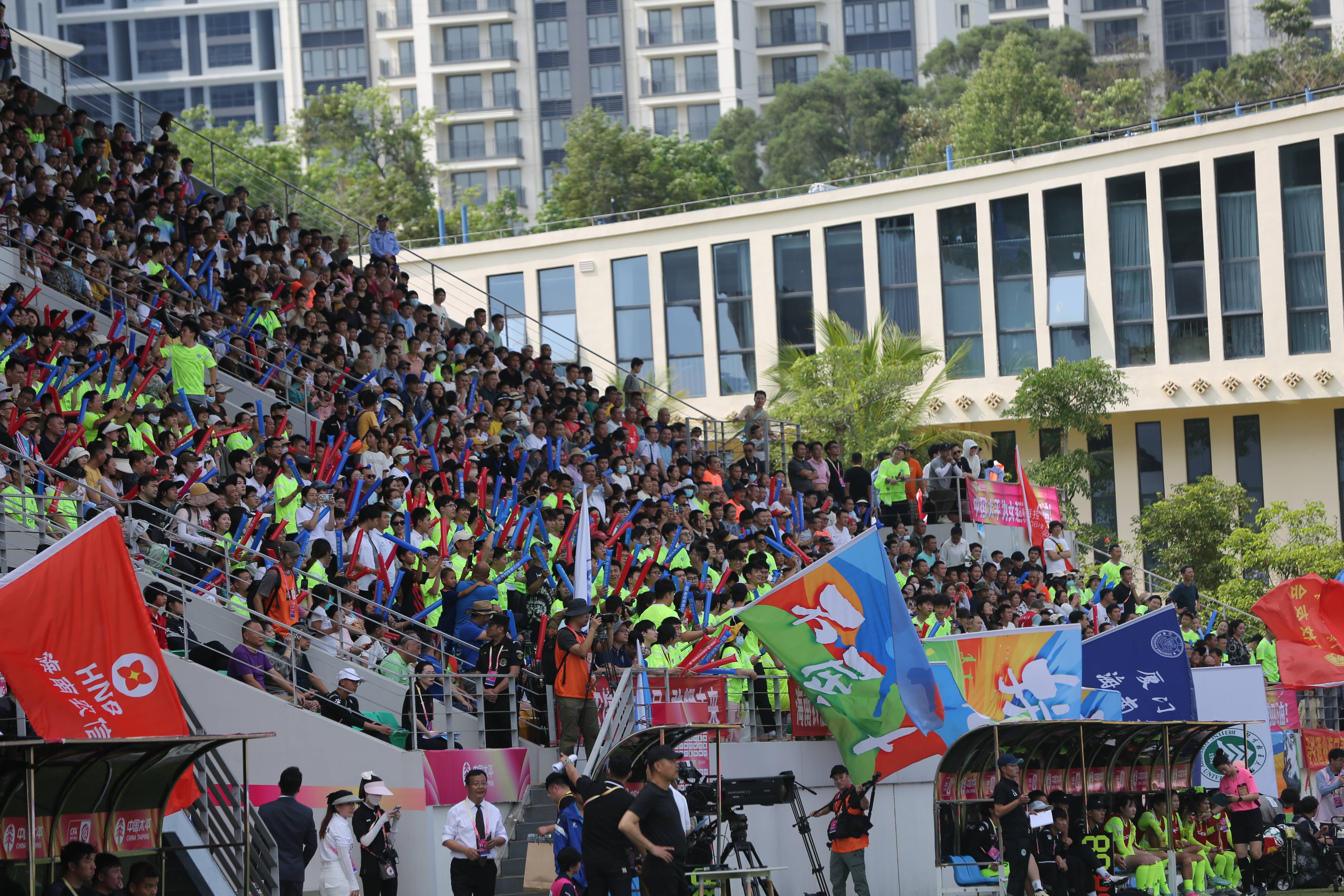 包含足球赛场上演精彩大战,观众目不转睛的词条 包含足球赛场上演精彩大战,观众目不转睛的词条