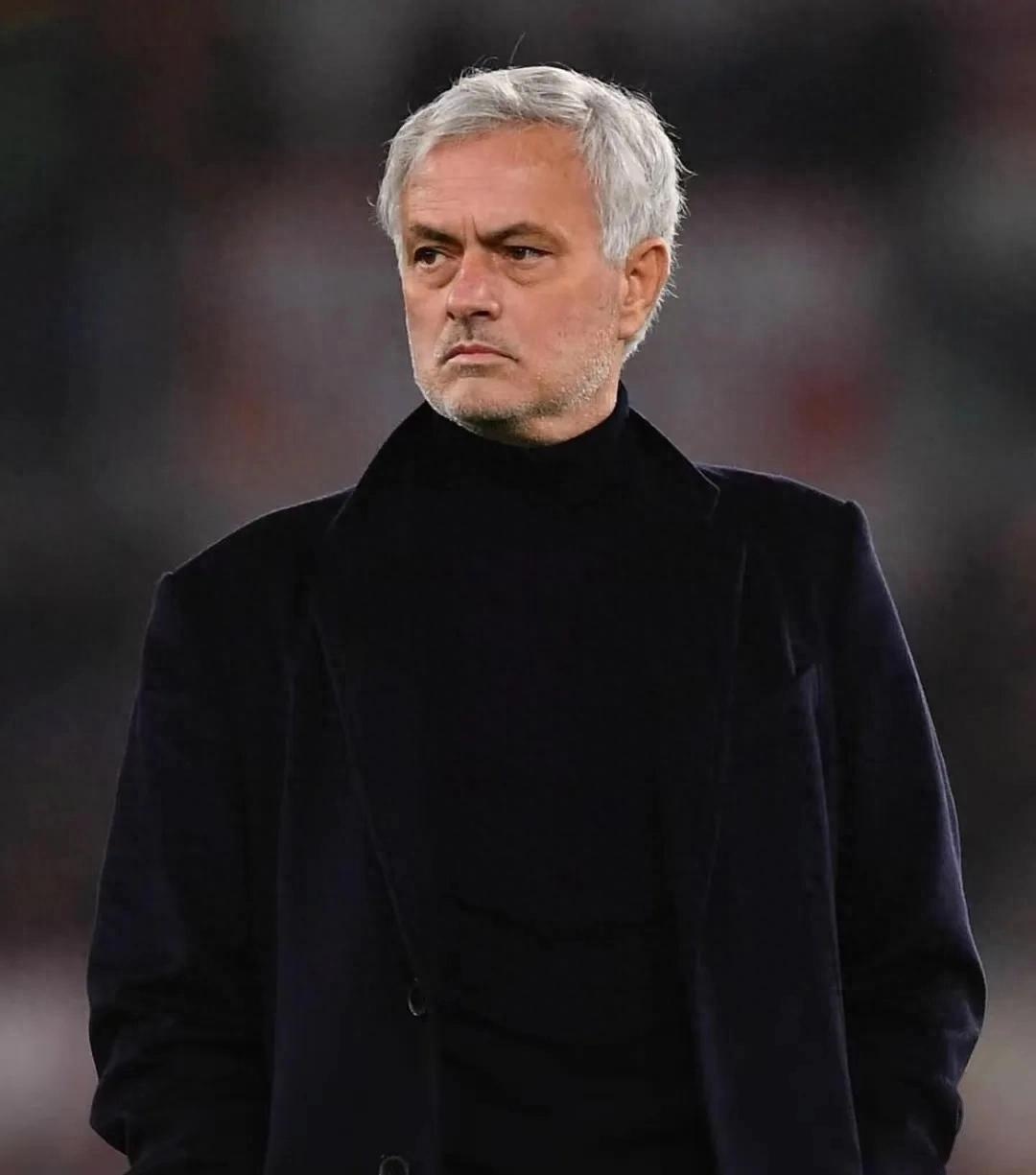 曼联客场惨败,穆里尼奥面临下课压力 曼联客场惨败,穆里尼奥面临下课压力