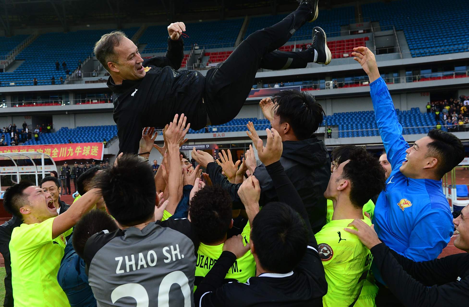 爱游戏体育链接-关键比赛：球队全力以赴，积极备战