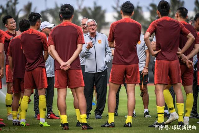 教练组织训练,严格要求球员注意细节 教练组织训练,严格要求球员注意细节