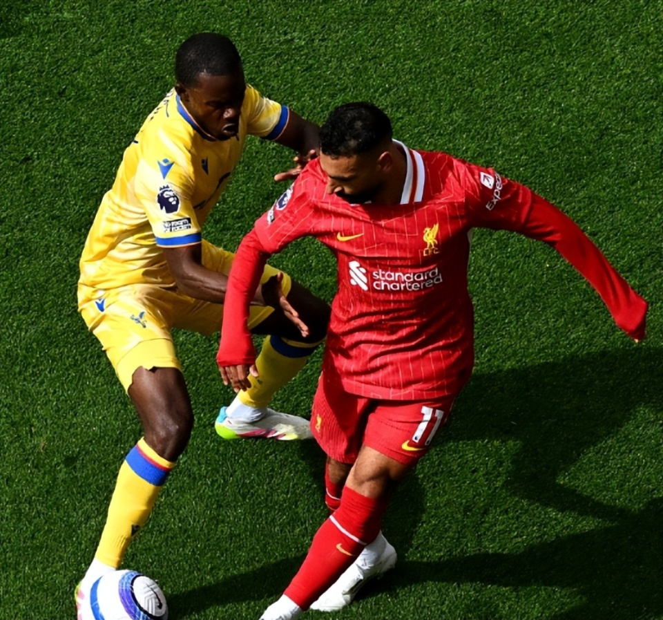 爱游戏体育下载-利物浦后卫获得赛季MVP，球迷纷纷点赞