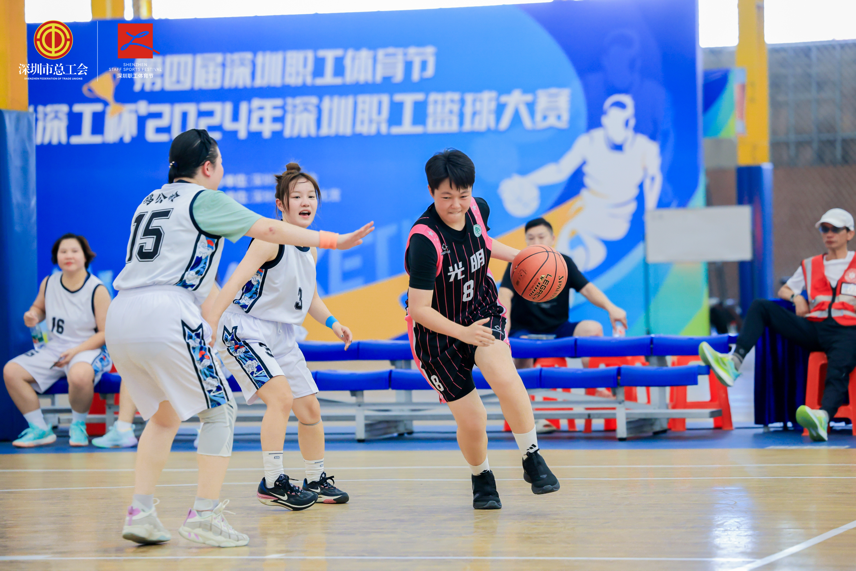 精彩纷呈的比赛中球队们各显神通,角逐激烈 精彩纷呈的比赛中球队们各显神通,角逐激烈