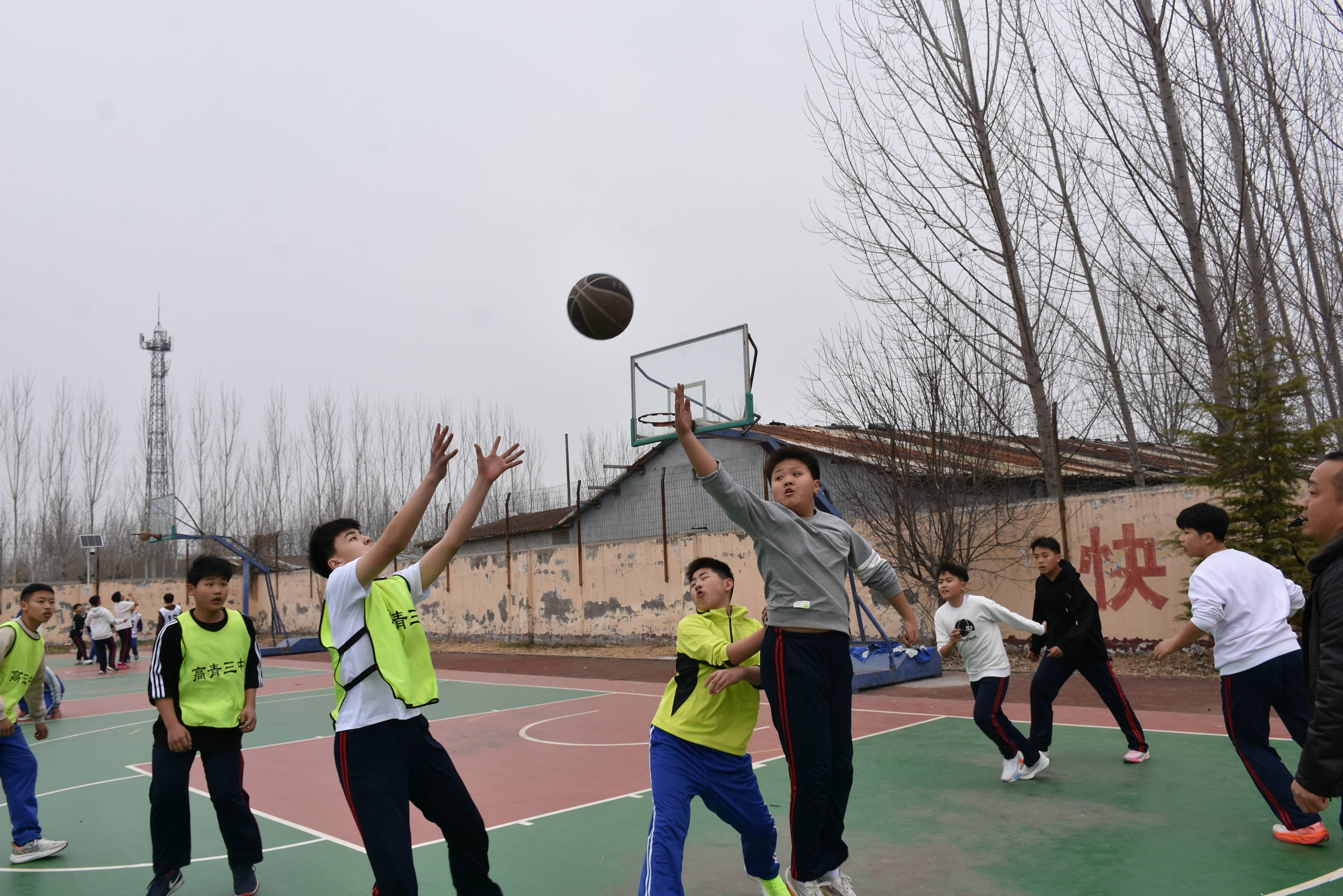 精彩对抗连连,球员们在赛场上拼搏求胜 精彩对抗连连,球员们在赛场上拼搏求胜