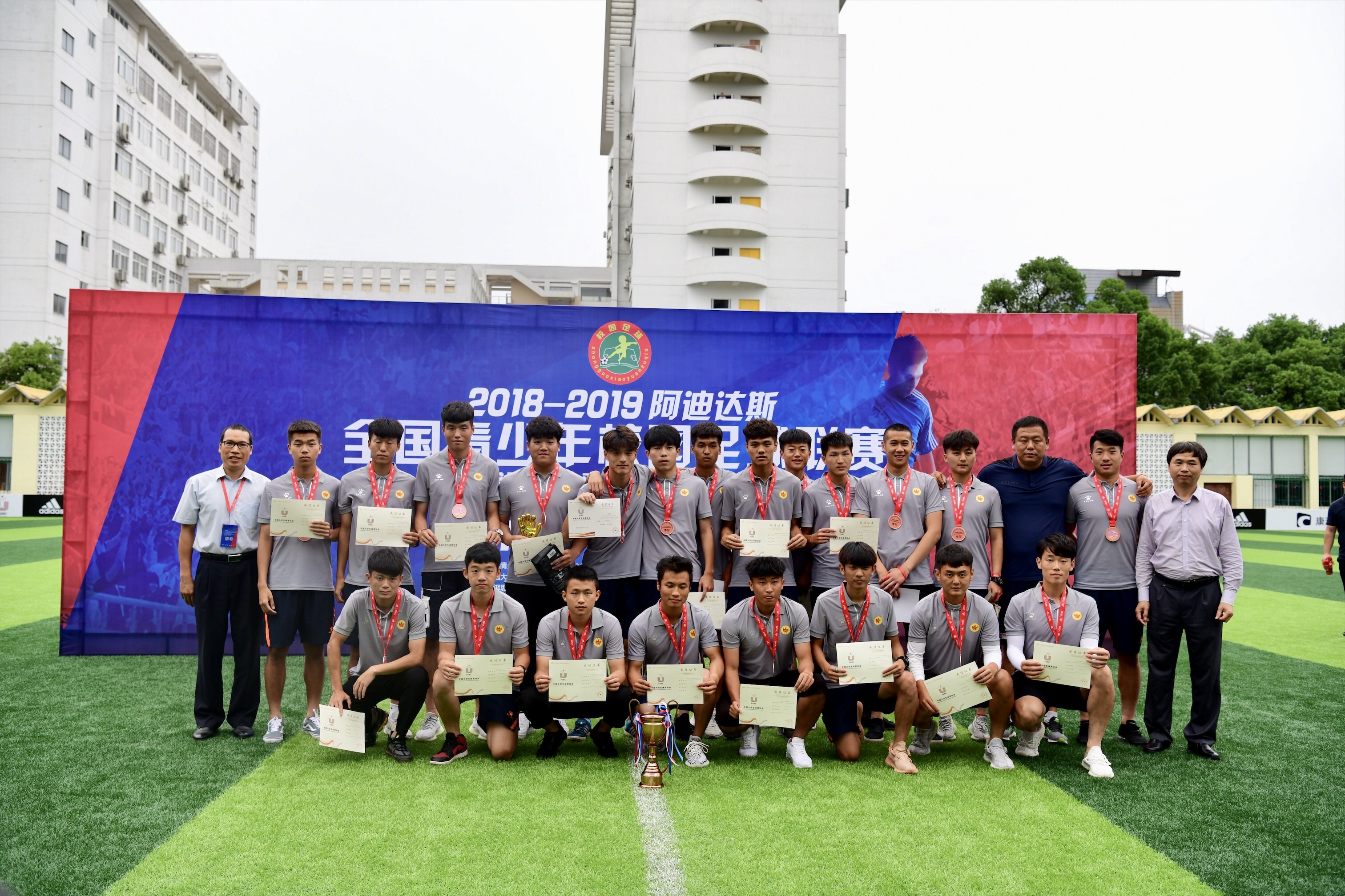 爱游戏app-青少年球队强势崛起，扬名世界舞台