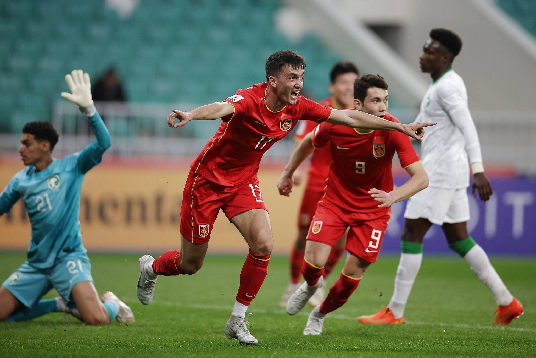 包含马德里竞技赢下争夺战,晋级欧洲俱乐部杯半决赛的词条 包含马德里竞技赢下争夺战,晋级欧洲俱乐部杯半决赛的词条