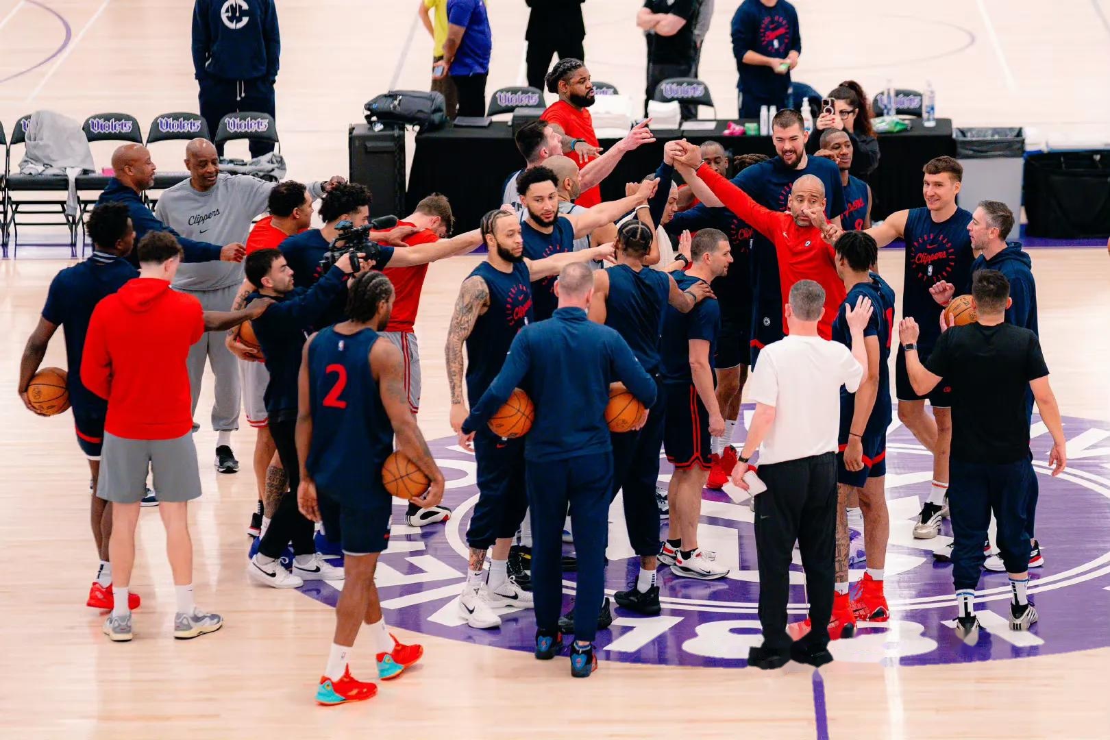 爱游戏体育网站-快船主场大胜雷霆，继续追赶榜首