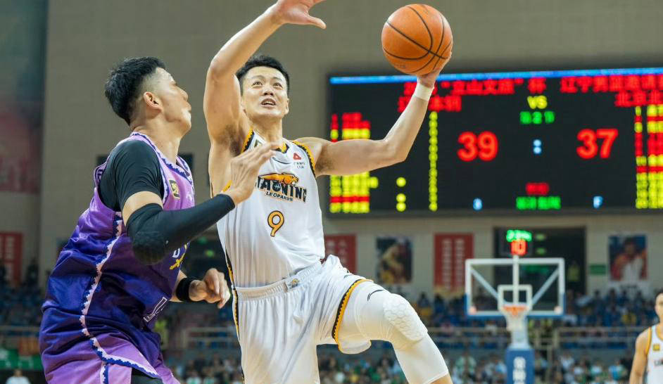 辽宁男篮表现优异,稳坐榜首之位 辽宁男篮表现优异,稳坐榜首之位