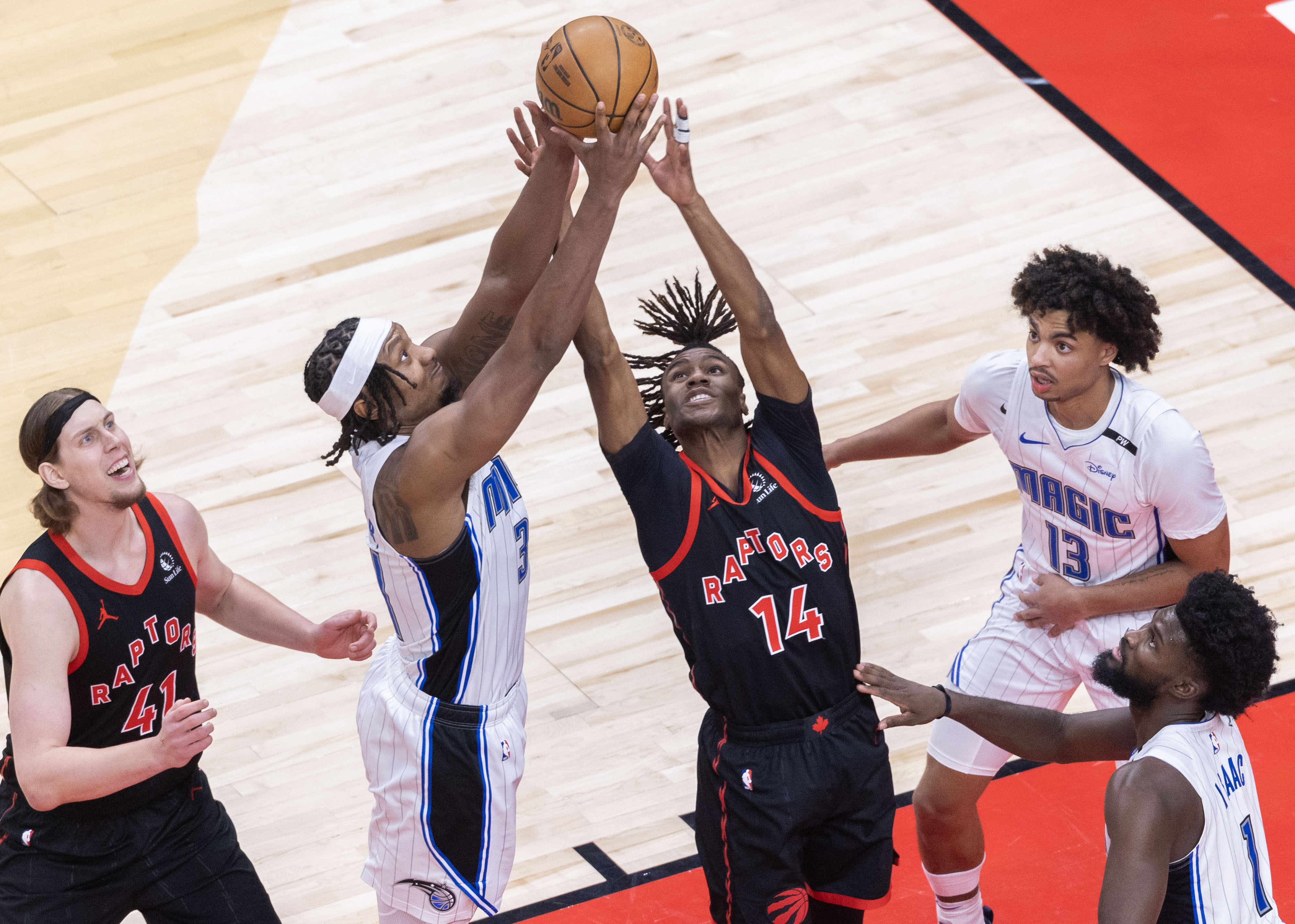 猛龙客场战胜骑士,继续领先 猛龙客场战胜骑士,继续领先