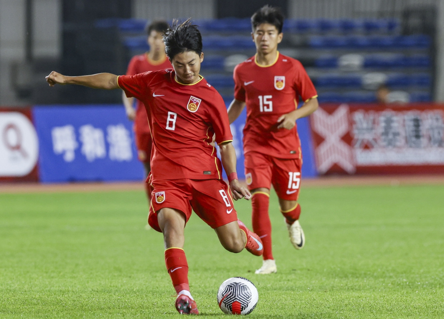 爱游戏app-本周足球赛事频频上演，中国球员拚搏