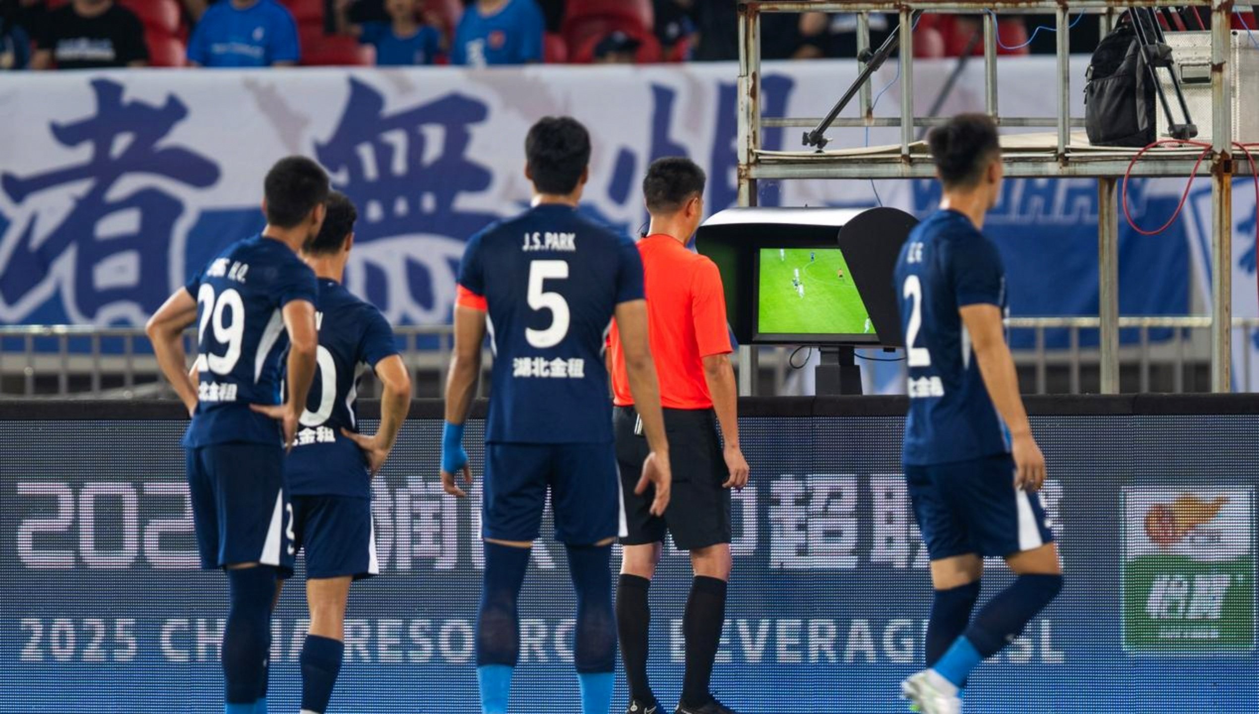 爱游戏在线登录-深圳队主场战胜青岛队，实现五连胜